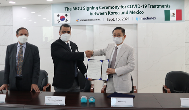 ▲사진=(왼쪽부터)디에고 라모스 메디맥스 대표, 브루노 피게로아 주한 멕시코 대사, 한국유나이티드제약 강덕영 대표. 유나이티드제약