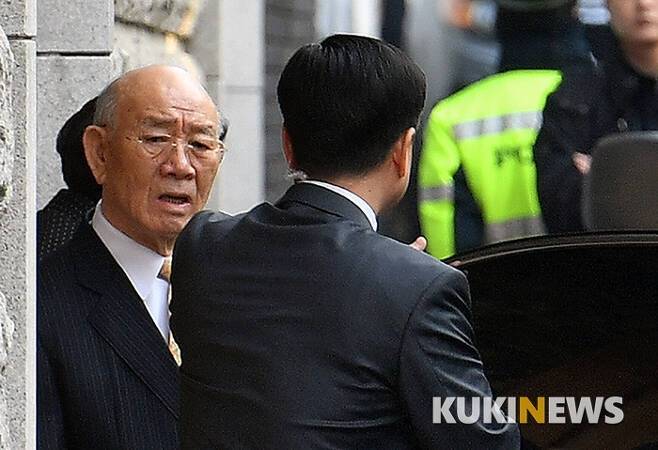 사자명예훼손 혐의로 기소된 전두환씨가 부인 이순자 여사와 함께 지난 2019년 광주지법에서 열리는 재판에 출석하기 서울 서대문구 연희동 자택을 나서고 있다. 쿠키뉴스DB