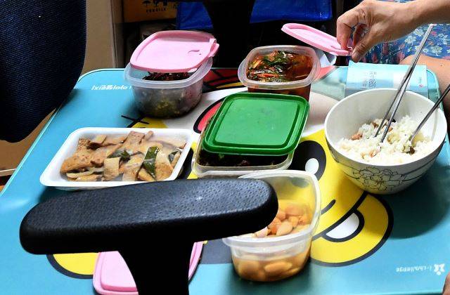 이승수씨가 지난달 6일 책상 의자에 플라스틱판을 얹은 식탁에서 점심을 해결하고 있다. 한 평(3.3㎡) 남짓한 그의 고시원 방은 강된장과 마늘장아찌, 어묵·멸치볶음, 배추김치 냄새로 가득찼다. 최종학 선임기자