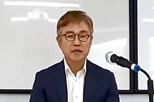 이영돈 PD가 16일 중구 정동 상연재에서 기자회견을 열고 입장을 표명하고 있다. 유튜브 이영돈TV 캡처