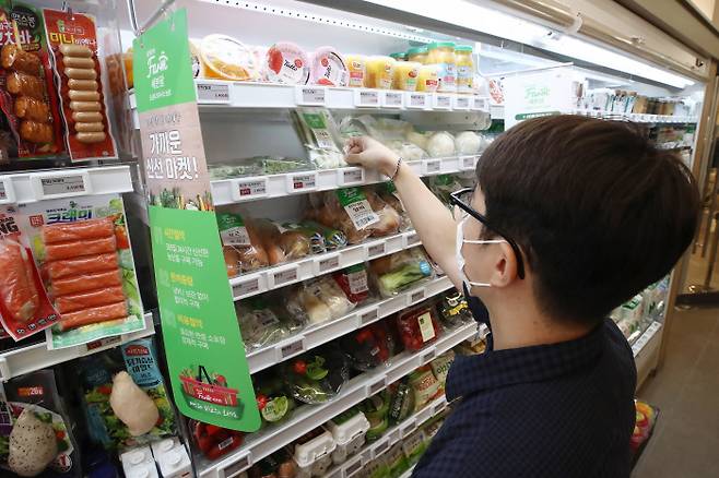 14일 서울 시내 세븐일레븐 과일 등 식품 판매대. [사진 출처=연합뉴스]