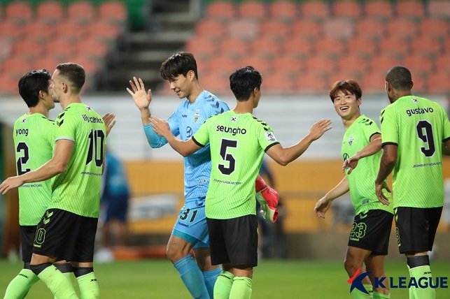 전북 현대가 15일 전주월드컵경기장에서 열린 2021 아시아축구연맹(AFC) 챔피언스리그 16강전에서 승리한 뒤 기뻐하고 있다. 사진=한국프로축구연맹