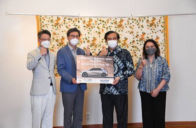 현대차는 지난 15일 서울 영등포에 있는 인도네시아 대사관에서 우마르 하디 주한 인도네시아 대사, 김창범 현대차 자문역(전 주인도네시아 한국대사), 김경수 현대차 상무 등이 참석한 가운데 아이오닉 5 전달식을 진행했다./사진제공=현대차