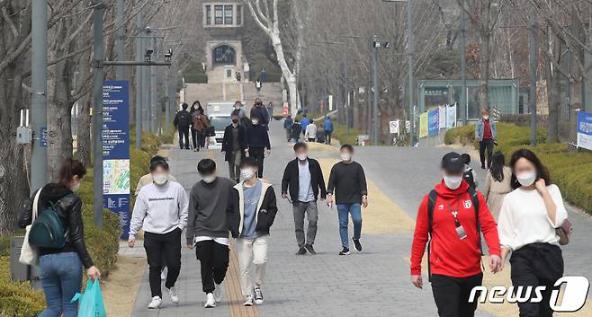 지난 3월8일 오후 서울 서대문구 연세대학교에서 학생들이 교정을 걷고 있다. / 사진제공=뉴스1