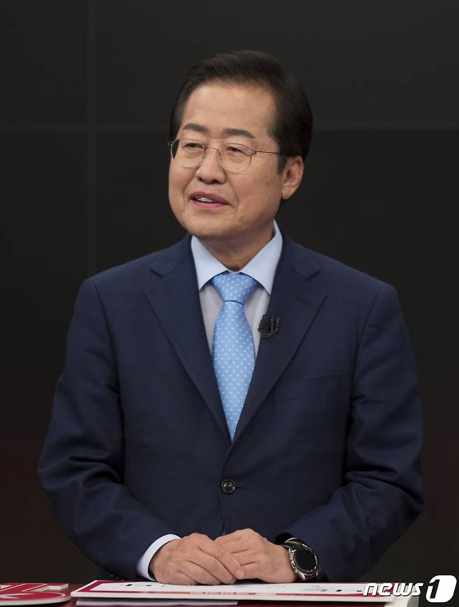 (서울=뉴스1) 국회사진취재단 = 홍준표 국민의힘 대선 경선 후보가 16일 오후 서울 중구  스튜디오에서 열린 제20대 대통령선거 경선후보자 1차 방송토론회에 참석해 토론 준비를 하고 있다. 2021.9.16/뉴스1