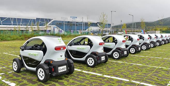 르노삼성차가 초소형 전기차 ‘르노 트위지’(TWIZY)를 부산 오시리아 관광단지 내에서 운용한다. /사진=르노삼성차