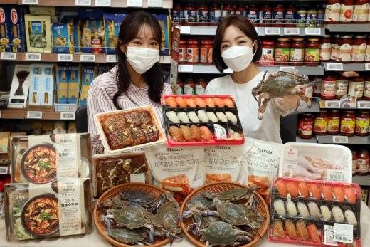 이마트 성수점에서 모델들이 집에서 추석을 보내는 '홈추족'을 위한 가족 먹거리 행사를 소개하고 있다./사진제공=이마트