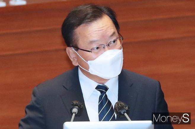 김부겸 국무총리가 박지원 국가정보원장이 최근 한 발언에 "그분의 평상시 노련함을 봤을 때 조금 의외라고 생각한다"고 말했다. 사진은 16일 김 총리가 대정부 질문에 출석해 질의에 답변하는 모습. /사진=임한별 기자