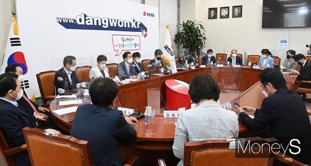 16일 이재명 경기도지사의 부동산 특혜 의혹에 대해 국민의힘은 특별검사 수사를 요구한 반면 더불어민주당은 이 지사 감싸기에 나섰다. 사진은 김기현 국민의힘 원내대표가 지난 13일 오전 서울 여의도 국회에서 열린 최고위원회의에서 발언을 하고 있는 모습. /사진=장동규 기자