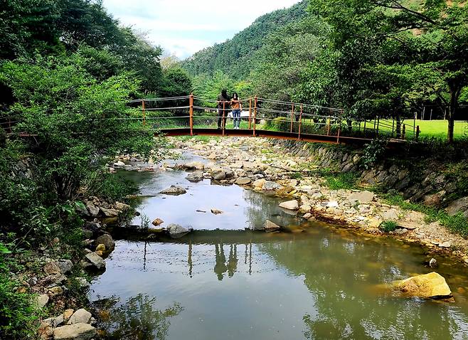 동상면 기차산에서 구이면 경각산으로 가기전에 들른 고산자연휴양림은 기차산에서 멀지 않다.