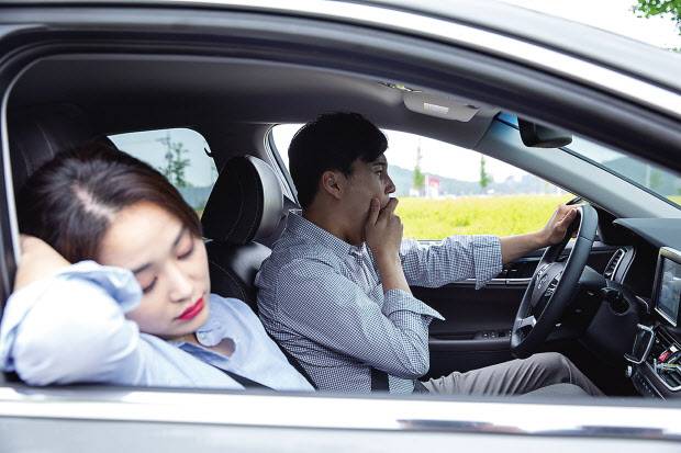 장시간 창문을 닫고 운전하면 체내에 이산화탄소가 쌓이면서 하품이 자주 나오고 눈이 피로해져 졸음운전의 원인이 될 수 있다. 따라서 최소 30분에 한 번씩 창문을 활짝 열어 차 안을 환기시키고 맑은 공기를 쐬는 것이 좋다.