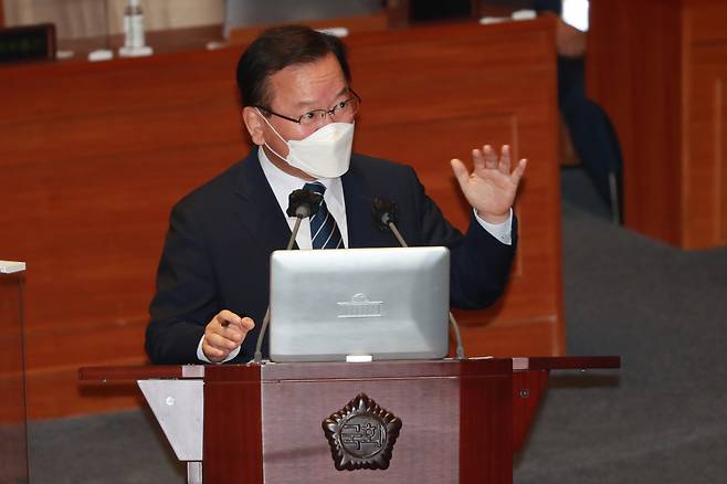 김부겸 국무총리가 16일 서울 여의도 국회 본회의에서 진행된 교육·사회·문화 분야 대정부질문에서 답변하고 있다. [연합]
