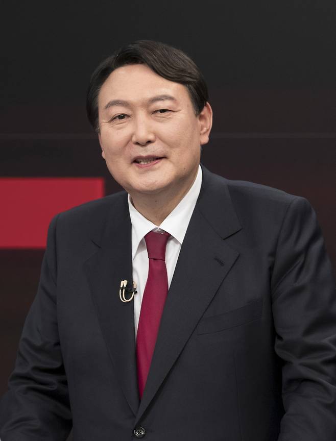 국민의힘 대권주자인 윤석열 전 검찰총장이 16일 서울 중구 TV조선 스튜디오에서 열린 제20대 대통령선거 경선후보자 1차 방송토론회에서 토론을 준비하고 있다. 연합뉴스