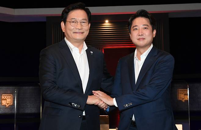 송영길 더불어민주당 대표(왼쪽)와 이준석 국민의힘 대표가 16일 오후 서울 상암동 MBC에서 열린 100분 토론 '추석특집 여야 당대표 토론, 민심을 읽다'에서 기념촬영을 하고 있다. [연합]