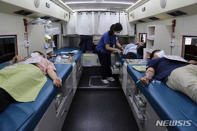 [서울=뉴시스] 16일 한화손해보험 임직원들이 추석맞이 헌혈 나눔 행사에 참여하고 있다. (사진=한화손해보험 제공) 2021.09.16. photo@newsis.com *재판매 및 DB 금지