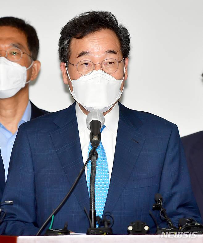 [광주=뉴시스] 류형근 기자 = 더불어민주당 대선 주자인 이낙연 전 의원인 16일 오전 광주 서구 광주시의회 1층 시민소통실에서 '지지호소' 기자회견을 하고 있다. 2021.09.16. hgryu77@newsis.com