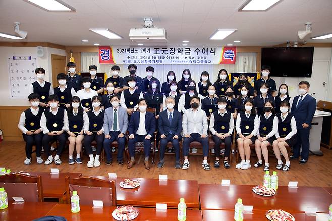 [광주=뉴시스] 학교법인 청송학원, 숭덕고에 장학금 지급. (사진 제공 = 광주시교육청)  *재판매 및 DB 금지