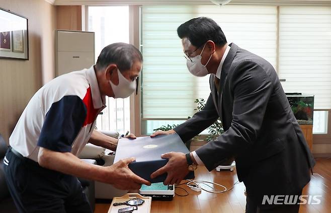 [대구=뉴시스] 이지연 기자 = 박신한 대구지방보훈청장이 장병하(93) 애국지사의 자택을 방문해 위문품을 전달하고 있다. (사진=대구지방보훈청 제공) 2021.09.16. photo@newsis.com