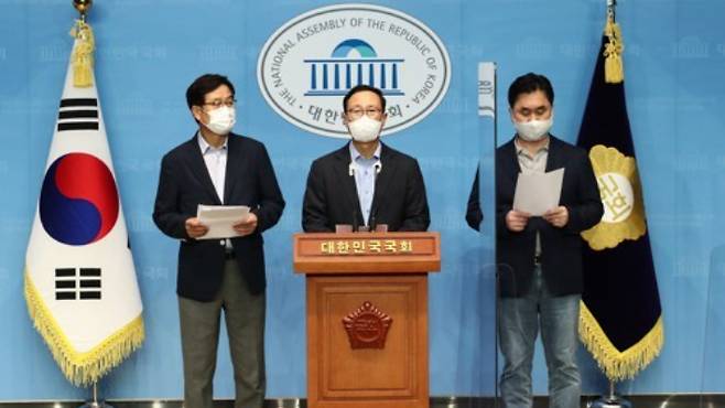 더불어민주당 신동근(왼쪽부터), 홍영표, 김종민 의원. 연합뉴스