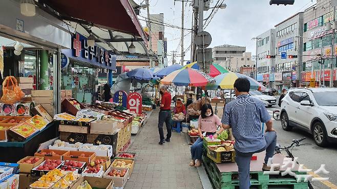 16일 오후 포항 남부시장. 추석 명절을 앞두고 있지만 찾는 사람은 많지 않아 한산해 보인다. 문석준 기자