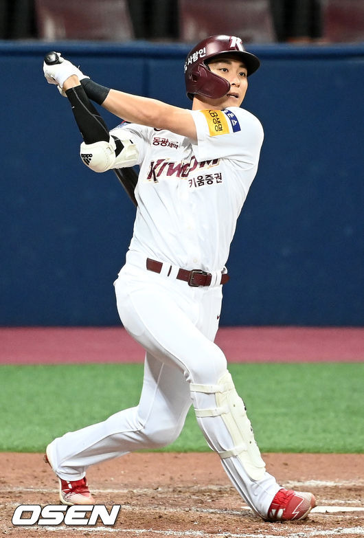 [OSEN=고척, 민경훈 기자] 10일 오후 서울 고척 스카이돔에서 ‘2021 신한은행 SOL KBO 리그’ 키움 히어로즈와 KIA 타이거즈의 경기가 열렸다.5회말 키움 선두타자 이정후가 우익수 오른쪽 2루타를 날리고 있다. 21.09.10/rumi@osen.co.kr