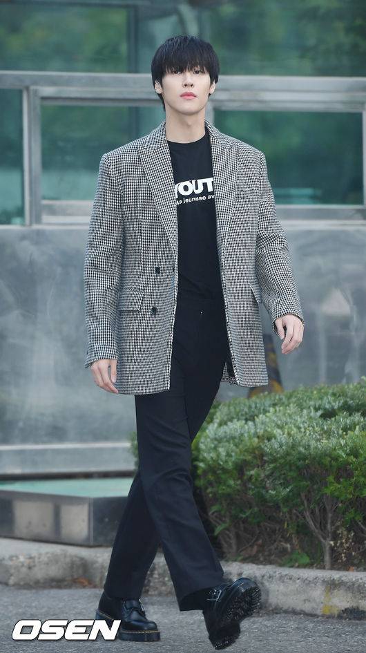 [OSEN=민경훈 기자]엔플라잉 이승협이 리허설 장소로 이동하며 포즈를 취하고 있다. /rumi@osen.co.kr