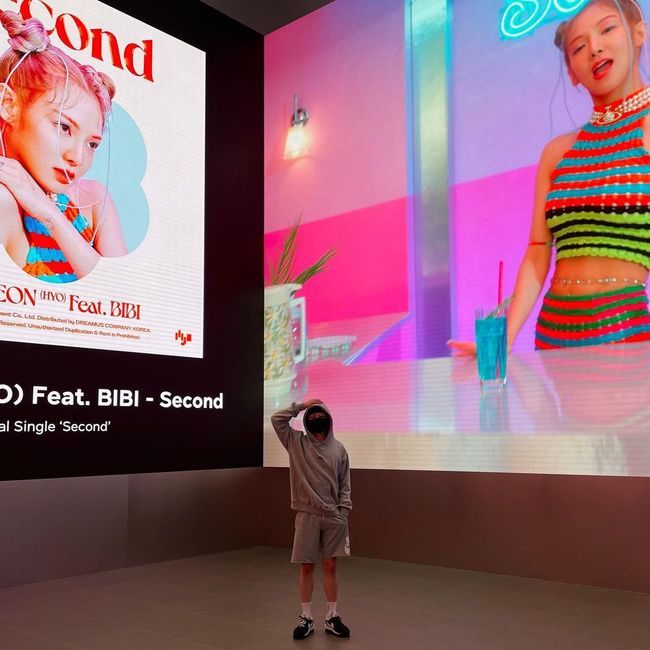 SHINee null and Girls Generation Hyoyeon boasted a warm SM Entertainment loyalty.On the afternoon of the 16th, SHINee null posted two selfies on his personal SNS, saying, Savoe for a while.In the photo, SHINee null is looking at a large display panel installed in what looks like SM Entertainments new building.On the screen, a new song Second music video by Girls Generation Hyoyeon (HYO), released last month, is flowing.Girls Generation Hyoyeon said, Wait a minute for Savoie? Oh, my null guy was in front of the master.Meanwhile, SHINee null will release its first mini album BAD LOVE on the 27th.SHINee null SNS