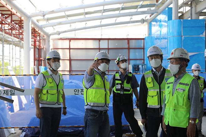 이후삼(왼쪽에서 2번째) 공항철도 사장이 14일 계양역 승강장 확장공사 현장에서 진행상황을 점검하고 있는 모습.