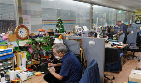 키니스장난감병원에서 재활용 사업 일환으로 어르신들이 장난감을 수리하고 있다. 인천시 제공