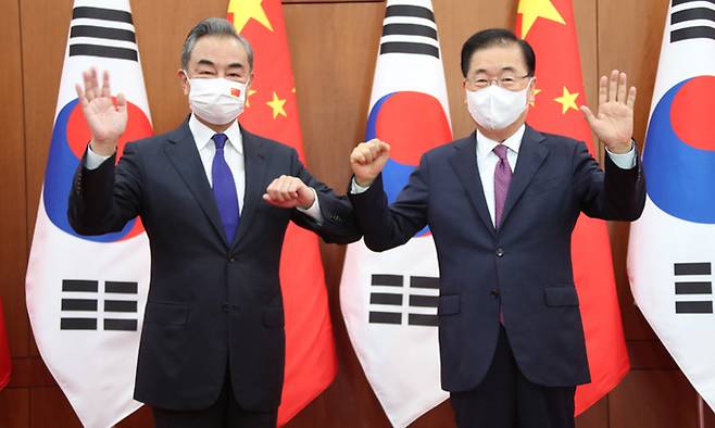 정의용 외교부 장관(오른쪽)과 왕이 중국 외교담당 국무위원 겸 외교부장이 15일 서울 종로구 도렴동 소재 외교부 청사에서 열린 한·중 외교장관 회담에 앞서 기념사진을 찍고 있다. 뉴스1