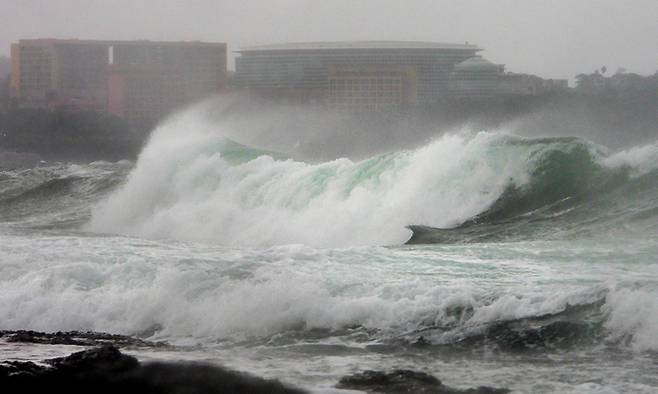 제14호 태풍 '찬투(CHANTHU)'가 북상 중인 16일 제주 서귀포시 예래동 인근 해상에 집채만 한 파도가 몰아치고 있다. 기상청에 따르면 태풍이 지나는 동안 제주 지역에는 17일 오전까지 시간당 50~80㎜ 이상의 매우 강한 비가 쏟아질 것으로 예측됐다. 뉴시스