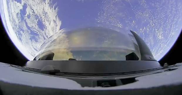 16일 스페이스X 측은 우주로 간 ‘크루 드래건’의 특수 유리 돔 ‘큐폴라’(cupola)로 본 환상적인 지구를 공개했다. 오션뷰(ocean view, 바다가 보이는 전망)를 넘어 어쓰뷰(earth view, 지구가 보이는 전망) 관광 시대가 열렸음을 알린 순간이었다.