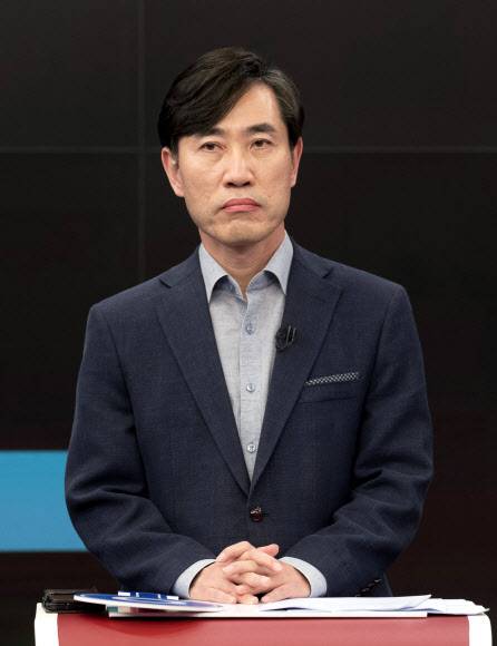 방송토론 준비하는 하태경 - 국민의힘 대권주자인 하태경 의원이 16일 서울 중구 TV조선 스튜디오에서 열린 제20대 대통령선거 경선후보자 1차 방송토론회에서 토론을 준비하고 있다.   2021.9.16  국회사진기자단