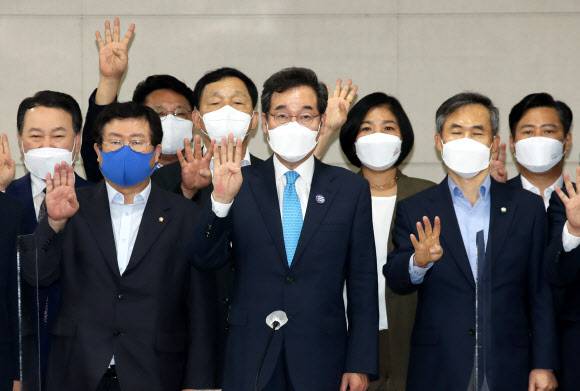 이낙연 광주서 현장캠프 회의 - 더불어민주당 이낙연(가운데) 전 대표가 16일 광주시의회 대회의실에서 열린 광주 현장캠프 의원단 회의에서 기념 촬영을 하고 있다.광주 연합뉴스