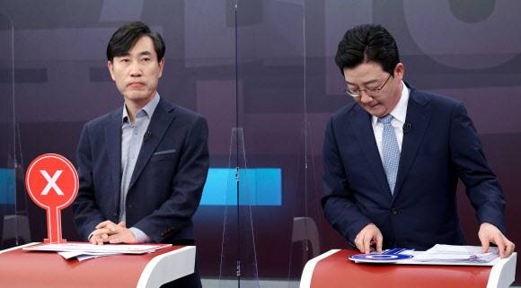 - 국민의힘 대권주자인 유승민 전 의원(오른쪽), 하태경 의원이 16일 서울 중구 TV조선 스튜디오에서 열린 제20대 대통령선거 경선후보자 1차 방송토론회에서 토론을 준비하고 있다.   2021.9.16  [국회사진기자단]