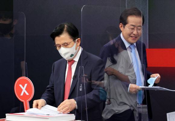 - 민의힘 대권주자인 홍준표 의원(오른쪽)과 황교안 전 국무총리가 16일 서울 중구 TV조선 스튜디오에서 열린 제20대 대통령선거 경선후보자 1차 방송토론회에서 토론을 준비하고 있다.   2021.9.16  [국회사진기자단]