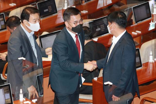 최형두 국민의힘 의원이 16일 서울 여의도 국회 본회의에서 진행된 교육·사회·문화 분야 대정부질문에서 질문을 마친 뒤 동료 의원들과 인사하고 있다. /권욱 기자