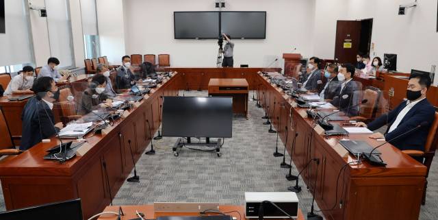 여야 8인 협의체가 지난 14일 국회에서 전체회의를 열고 언론중재 및 피해구제 등에 관한 법률 개정안(언론중재법)을 논의하고 있다. / 권욱 기자