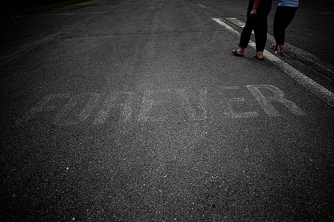 BTS의 뮤직비디오 ‘에필로그 영 포에버’에도 등장하는 ‘FOREVER’. 글자가 새겨진 활주로는 주민들의 산책 코스다. ⓒ시사IN 조남진