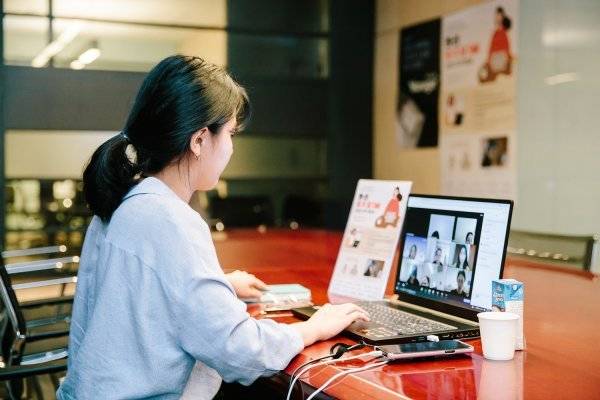 HDC현대산업개발 직원이 ‘랜선여(女)담(talk)’ 프로그램에 참여한 숙명여대 학생들에게 화상회의 앱을 통해 직무 멘토링을 하고 있다. 사진제공 | HDC현대산업개발