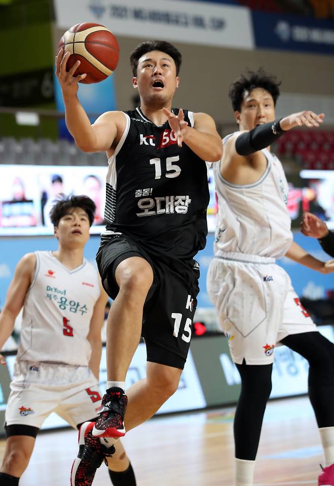 수원 KT의 김동욱이 16일 상주실내체육관에서 열린 2021 KBL 컵대회 고양 오리온과의 경기에서 레이업 슛을 시도하고 있다. 상주/연합뉴스