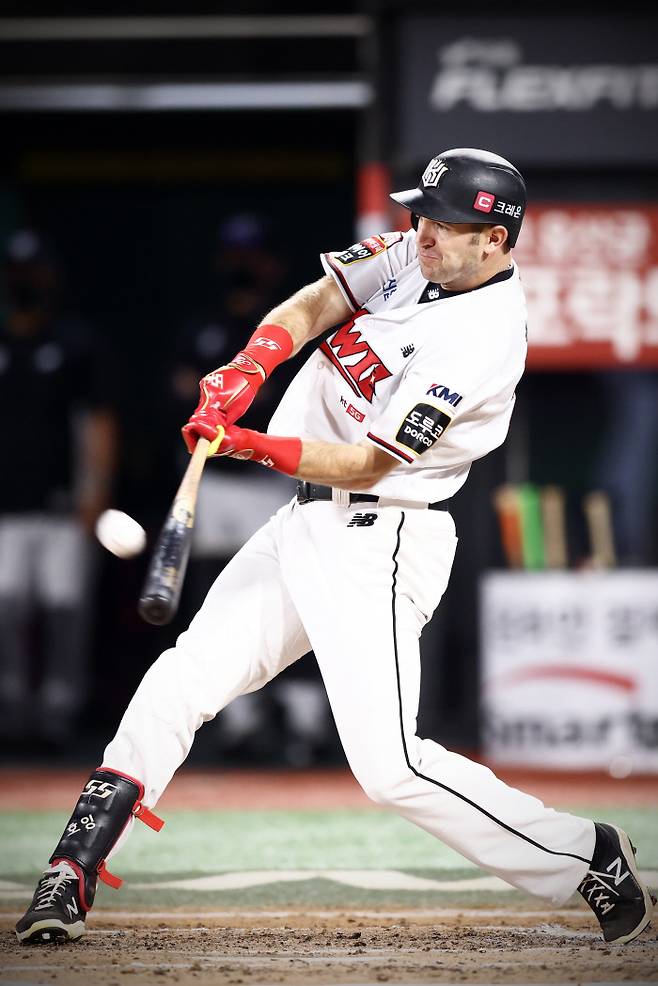 KT 재러드 호잉이 16일 수원 롯데전에서 적시타를 치고 있다. KT 위즈 제공
