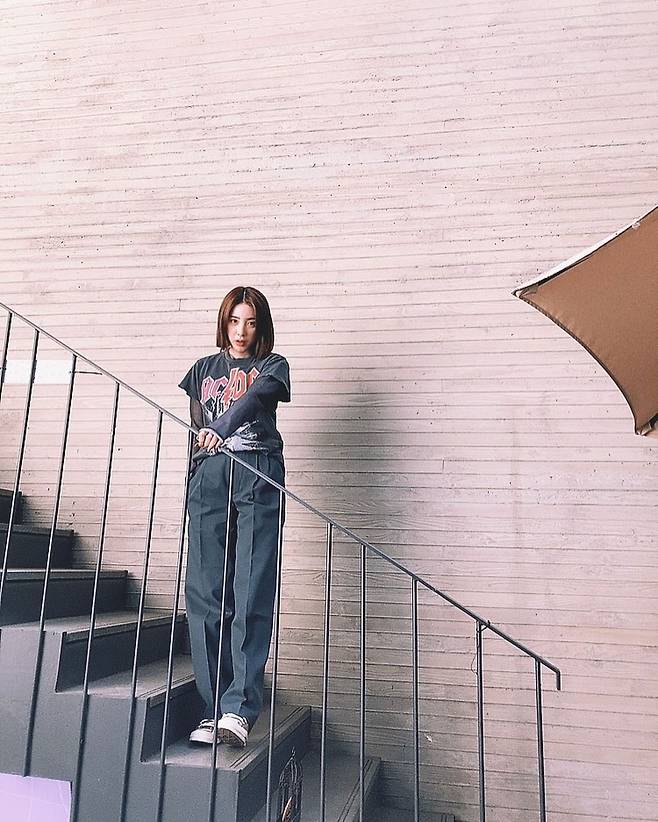 Ill believe youSeo In-young posted a picture on his Instagram on the 16th with an article entitled Today I meet at the Romantic Call Centre of Love # Sacol # 10 pm.In the open photo, Seo In-young poses while standing in the stairs looking at the camera, and the figure of Seo In-young, who has transformed from long hair to a knife, attracts attention.Seo In-youngs unique atmosphere and visuals caught the attention of viewers.Meanwhile, Seo In-young is a group jewelery in 2002 and is working as a debut and solo singer.Photo: Seo In-young Instagram