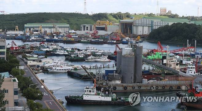 태풍에 발 묶인 선박들    제14호 태풍 '찬투' 북상을 앞둔 이달 15일 오후 울산시 남구 장생포항에 대피한 선박들이 정박해 있다. [연합뉴스 자료사진]