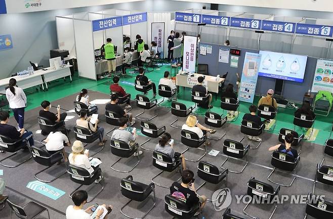 추석전 1차 접종률 70% 목표 근접 (서울=연합뉴스) 이정훈 기자 = 15일 오후 서울 서대문구 북아현문화체육센터에 마련된 코로나19 예방접종센터에서 시민들이 백신 접종을 마친 뒤 이상반응 모니터링을 하고 있다.
정부의 목표인 '1차 접종률 70%'까지는 3.8%, 약 202만 명 정도 남은 상태로 지난 13일 하루 1차 접종자가 82만5천438명인 점을 고려하면 2∼3일 이내에 70%를 돌파할 가능성이 있다. 2021.9.15 uwg806@yna.co.kr