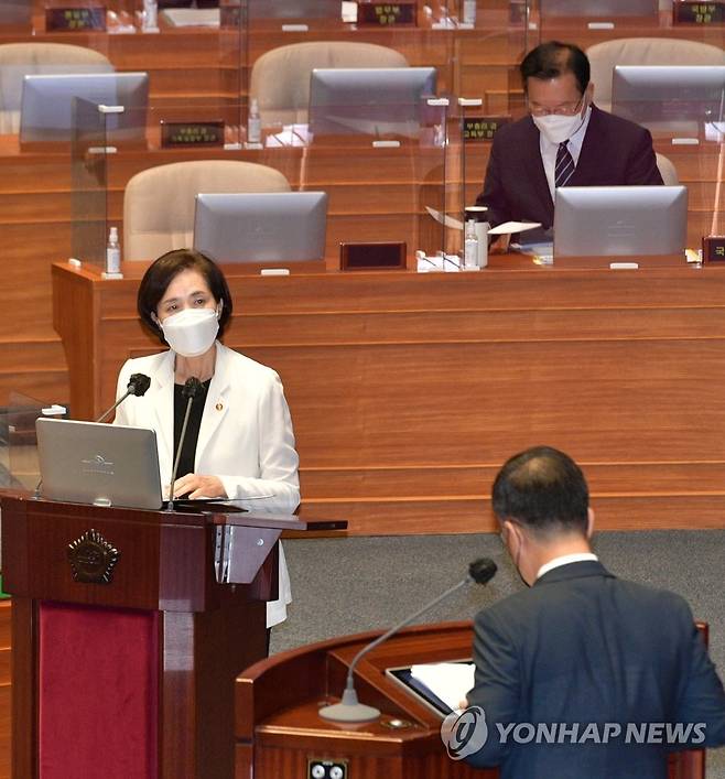 대정부질문 답변하는 유은혜 (서울=연합뉴스) 진성철 기자 = 유은혜 교육부 장관이 16일 서울 여의도 국회 본회의에서 진행된 교육·사회·문화 분야 대정부질문에서 답변하고 있다.  2021.9.16  [국회사진기자단] zjin@yna.co.kr