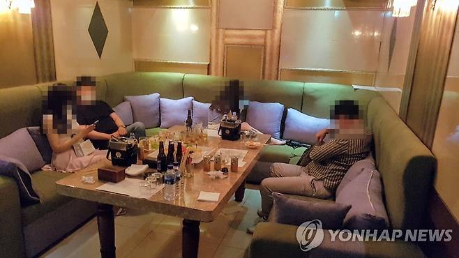 불법영업 서초동 유흥주점서 53명 적발 (서울=연합뉴스) 사회적 거리두기 4단계 상황에서 집합금지 명령 위반으로 이미 2차례 적발된 전력이 있던 서울 서초동의 한 유흥업소가 또 불법영업을 하다 단속에 걸렸다고 서초경찰서가 8일 밝혔다. 사진은 적발된 서초동 유흥업소 모습. 2021.9.8 [서초경찰서 제공. 재판매 및 DB 금지] photo@yna.co.kr