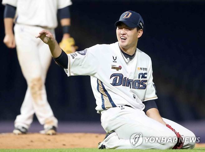 NC 송명기 "괜찮아요." (창원=연합뉴스) 김동민 기자 = 16일 창원NC파크에서 열린 2021 KBO 프로야구 NC 다이노스와 LG 트윈스 경기. 5회 초 2사 주자가 없는 상황 LG 9번 홍창기 타구에 맞은 NC 송명기가 '괜찮다'는 손짓을 하고 있다. 2021.9.16 image@yna.co.kr