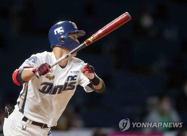 NC 노진혁 2루타 (창원=연합뉴스) 김동민 기자 = 16일 창원NC파크에서 열린 2021 KBO 프로야구 NC 다이노스와 LG 트윈스 경기. 2회 말 1사 2루 상황 NC 6번 노진혁이 안타를 치고 있다. 2021.9.16 image@yna.co.kr