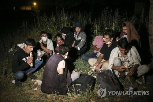 터키 도착해 휴식하는 아프간 난민들  [AP=연합뉴스 자료사진]